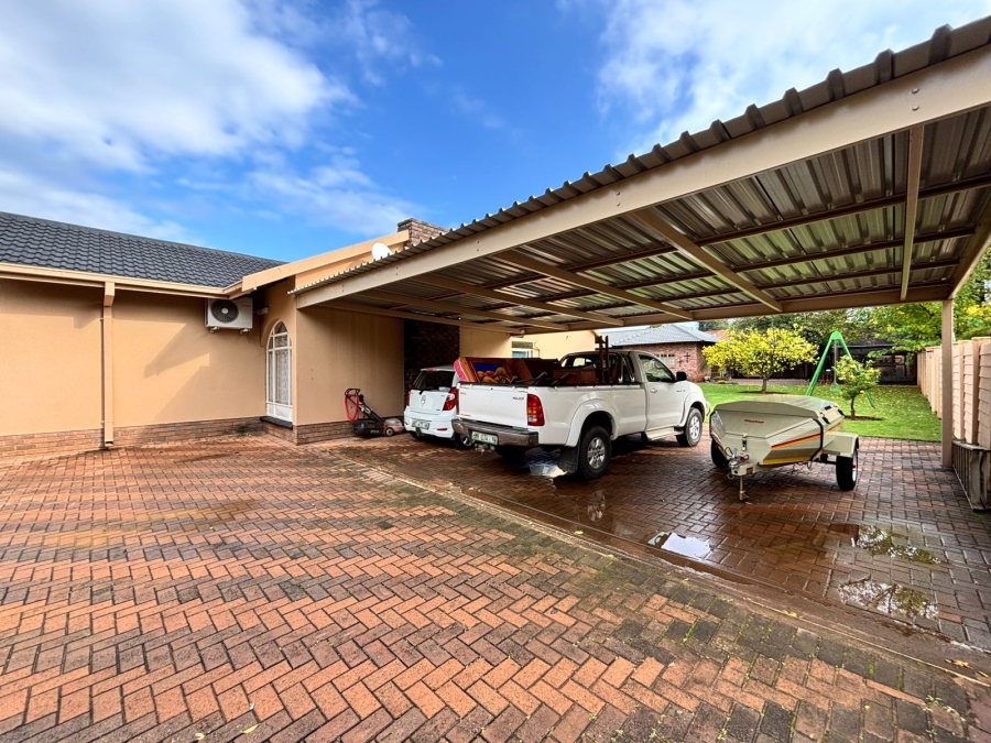 6 Bedroom Property for Sale in Flamwood North West